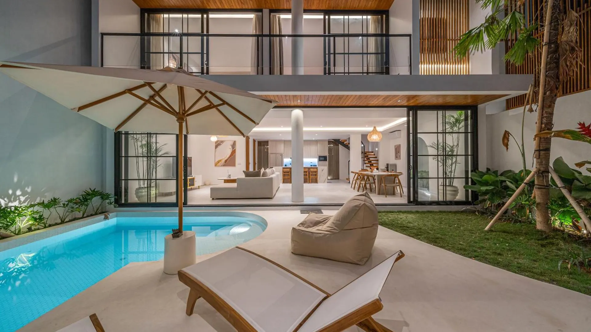 Villa Janoor - Elegant 3-Bedroom Villa Near Batu Belig Beach Seminyak  Indonesia