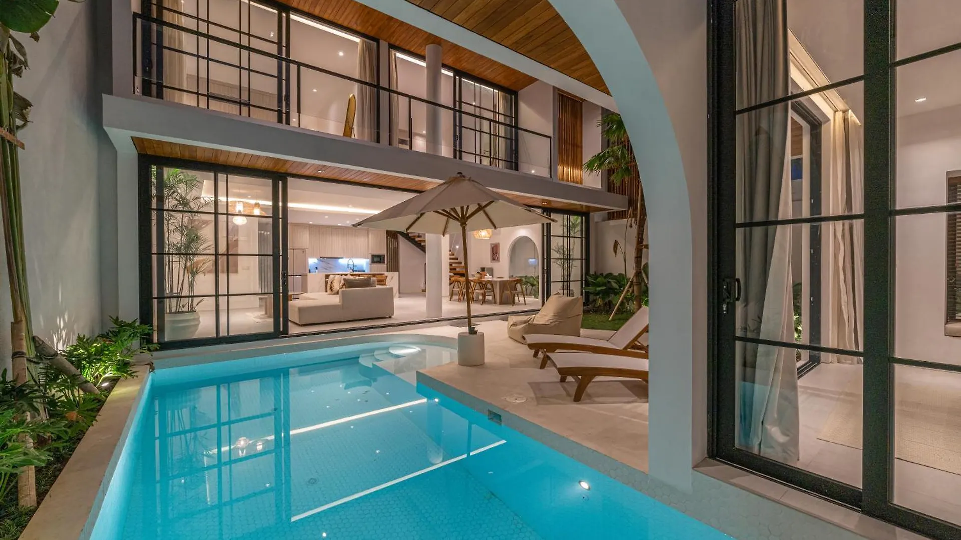 Villa Janoor - Elegant 3-Bedroom Villa Near Batu Belig Beach Seminyak
