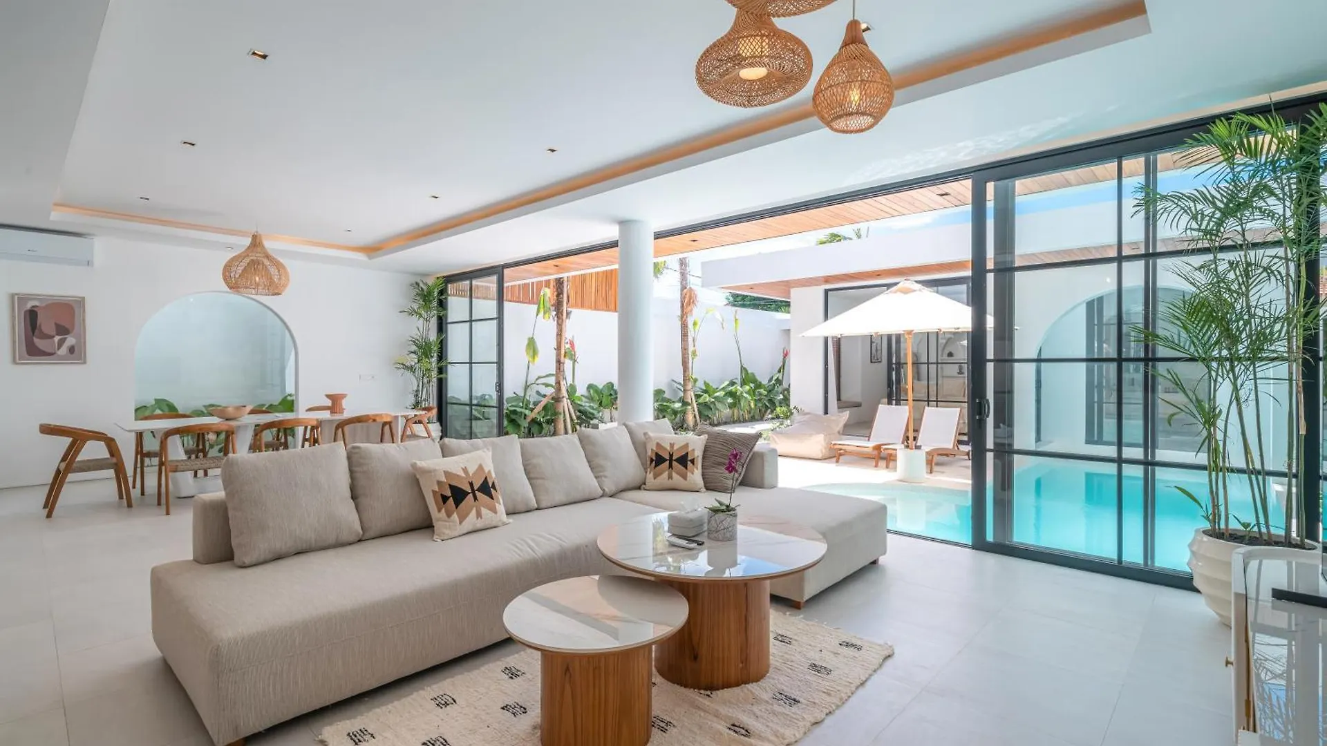 Villa Janoor - Elegant 3-Bedroom Villa Near Batu Belig Beach Seminyak