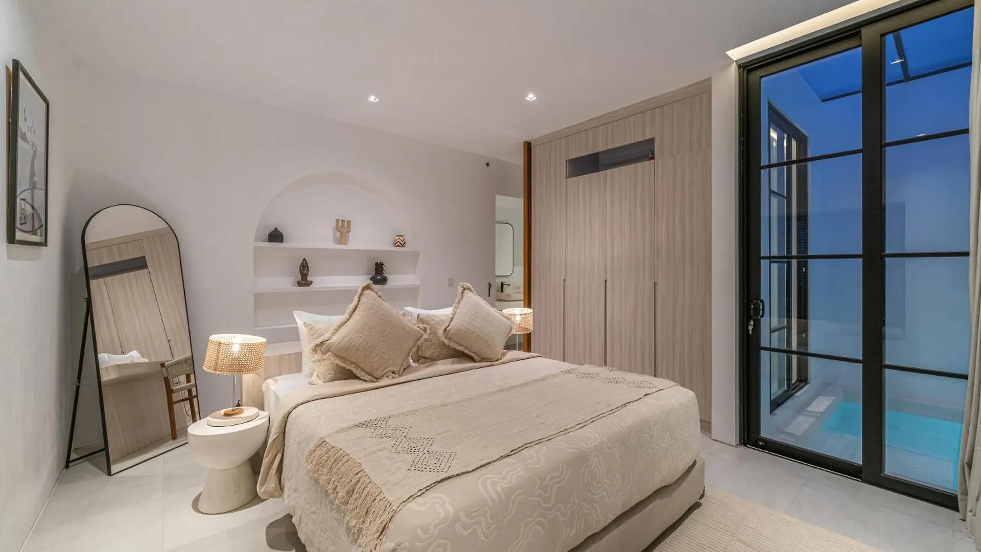 Villa Janoor - Elegant 3-Bedroom Villa Near Batu Belig Beach Seminyak