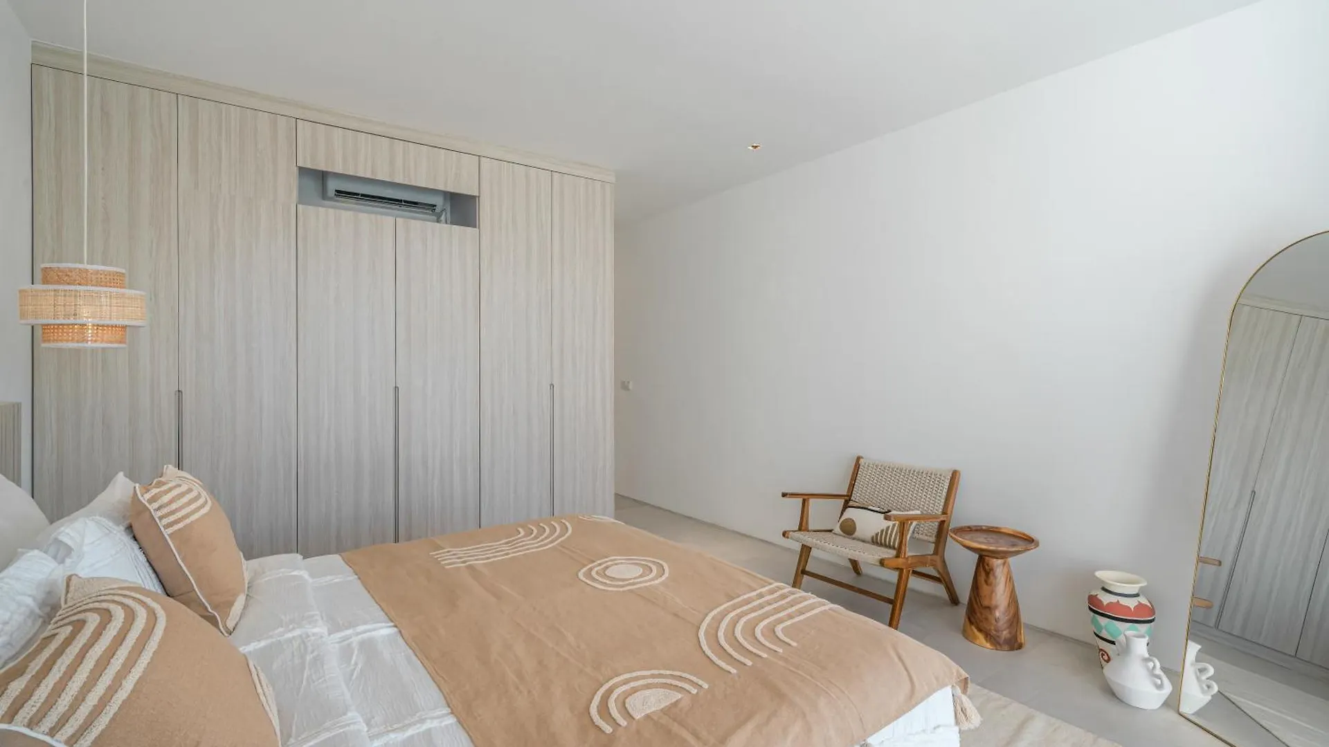 Villa Janoor - Elegant 3-Bedroom Villa Near Batu Belig Beach Seminyak  Indonesia