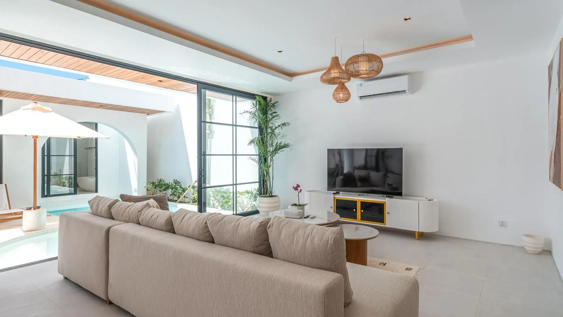 Villa Janoor - Elegant 3-Bedroom Villa Near Batu Belig Beach Seminyak  0*, Seminyak (Bali) Indonesia