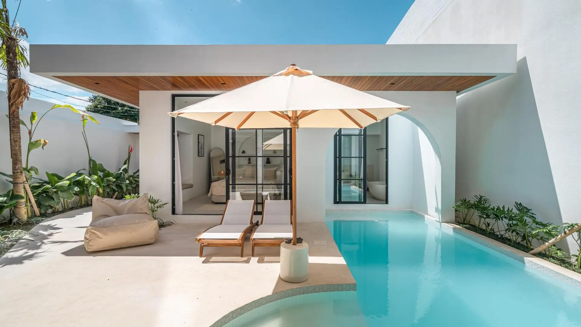 Villa Janoor - Elegant 3-Bedroom Villa Near Batu Belig Beach Seminyak  Indonesia