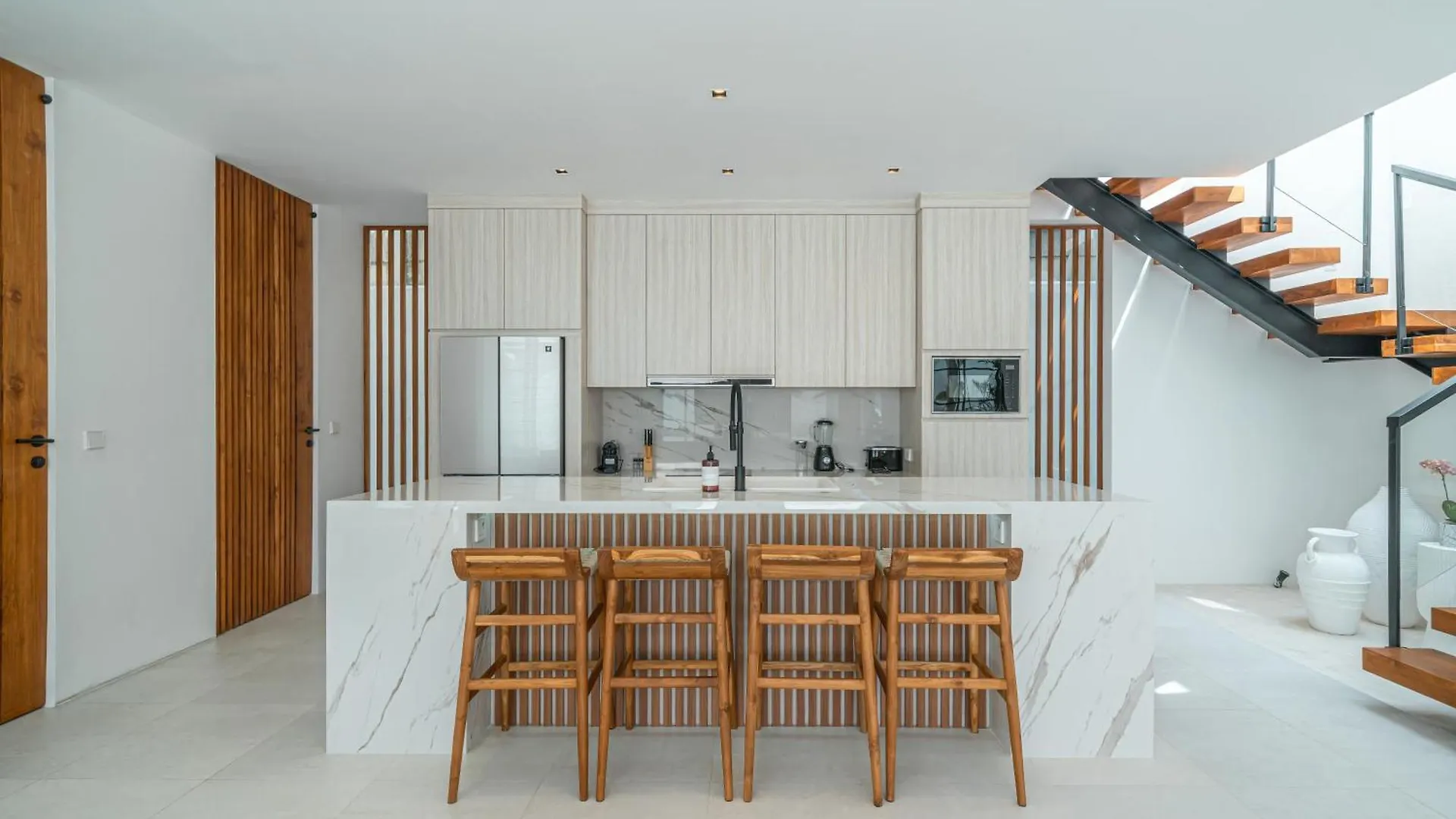 Villa Janoor - Elegant 3-Bedroom Villa Near Batu Belig Beach Seminyak