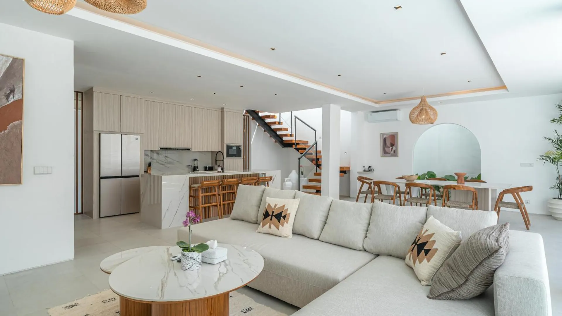 Villa Janoor - Elegant 3-Bedroom Villa Near Batu Belig Beach Seminyak