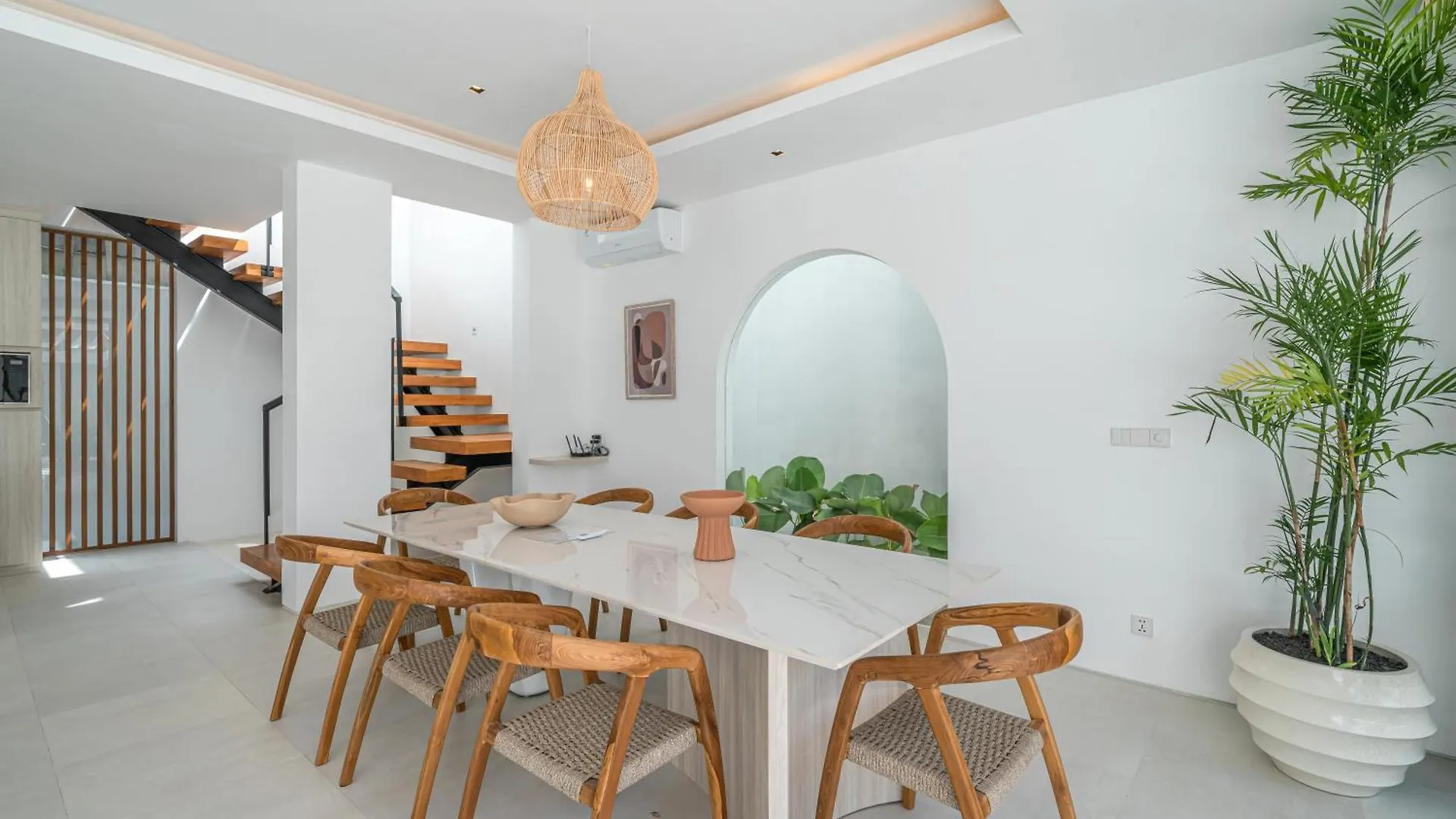Villa Janoor - Elegant 3-Bedroom Villa Near Batu Belig Beach Seminyak  Indonesia