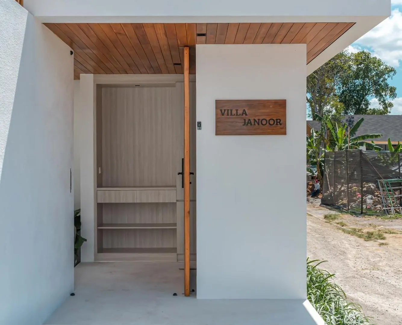 Villa Janoor - Elegant 3-Bedroom Villa Near Batu Belig Beach Seminyak  Indonesia