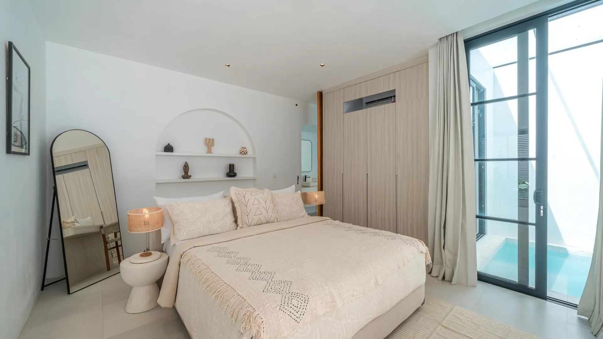 Villa Janoor - Elegant 3-Bedroom Villa Near Batu Belig Beach Seminyak