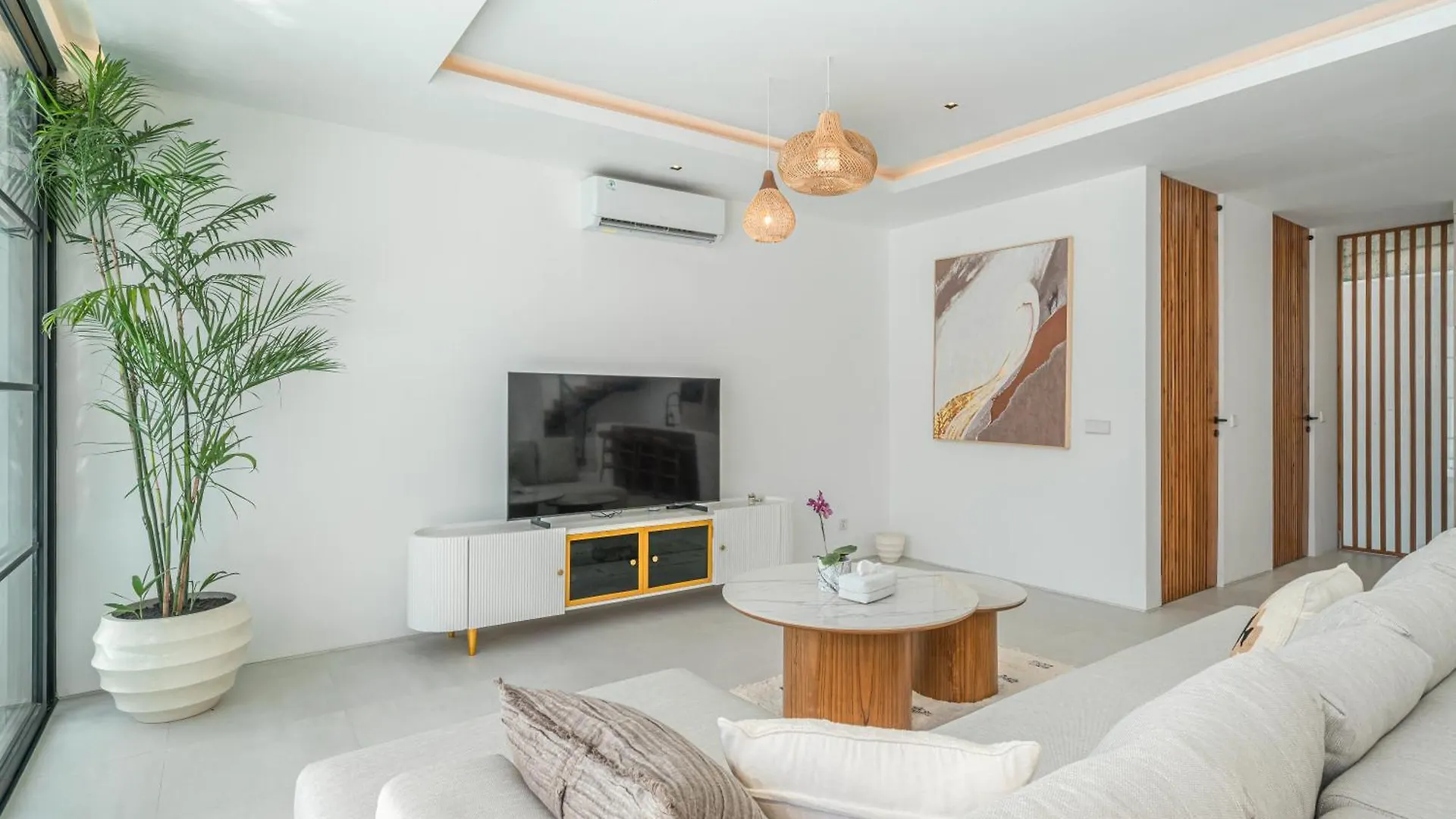 Villa Janoor - Elegant 3-Bedroom Villa Near Batu Belig Beach Seminyak  0*, Seminyak (Bali)