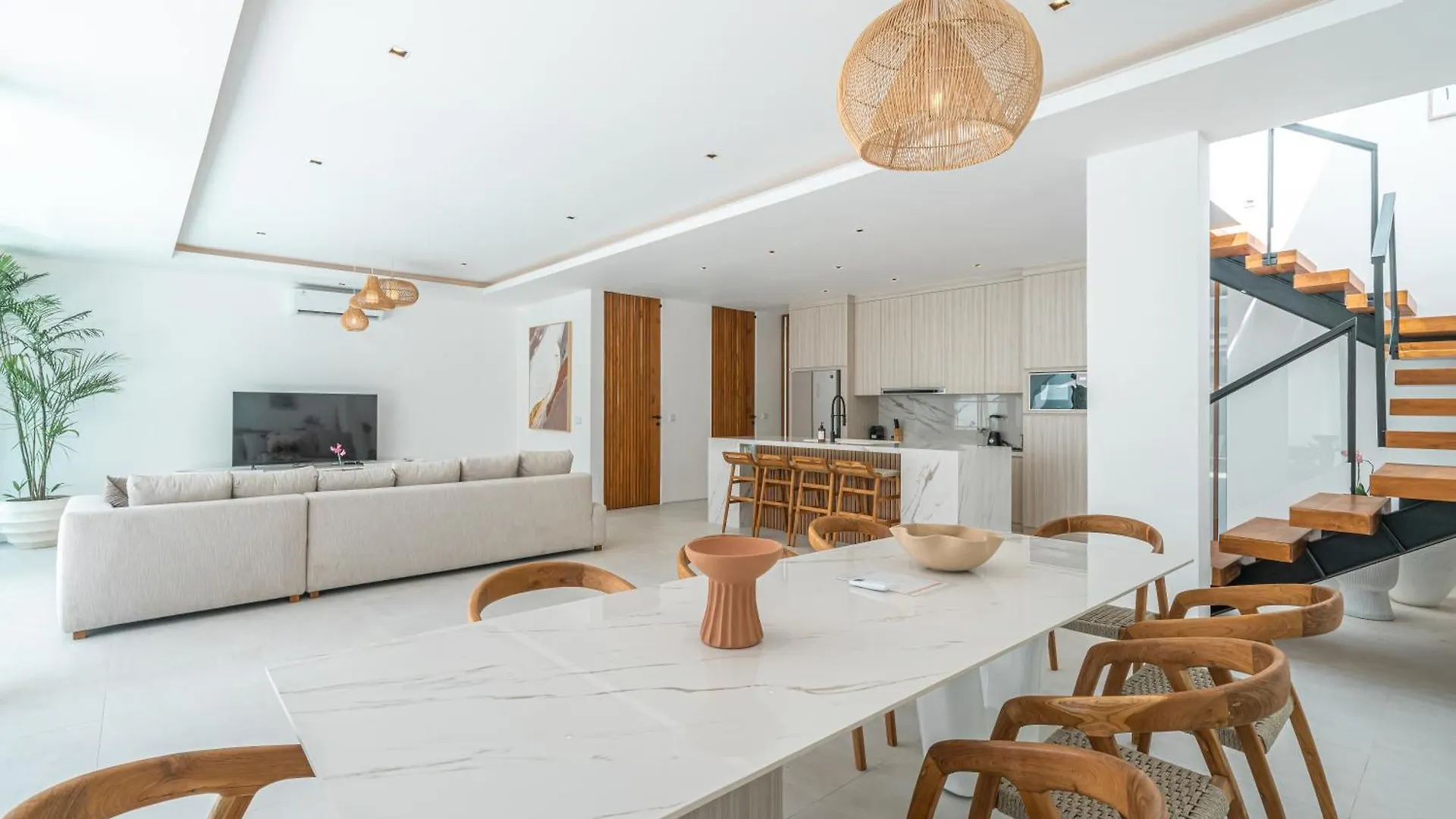 Villa Janoor - Elegant 3-Bedroom Villa Near Batu Belig Beach Seminyak