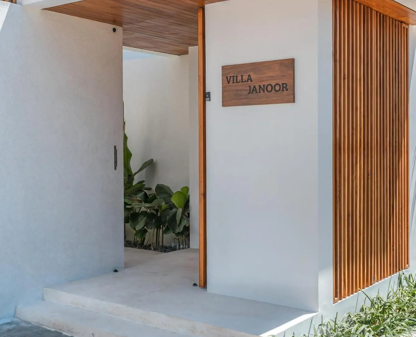 Villa Janoor - Elegant 3-Bedroom Villa Near Batu Belig Beach Seminyak
