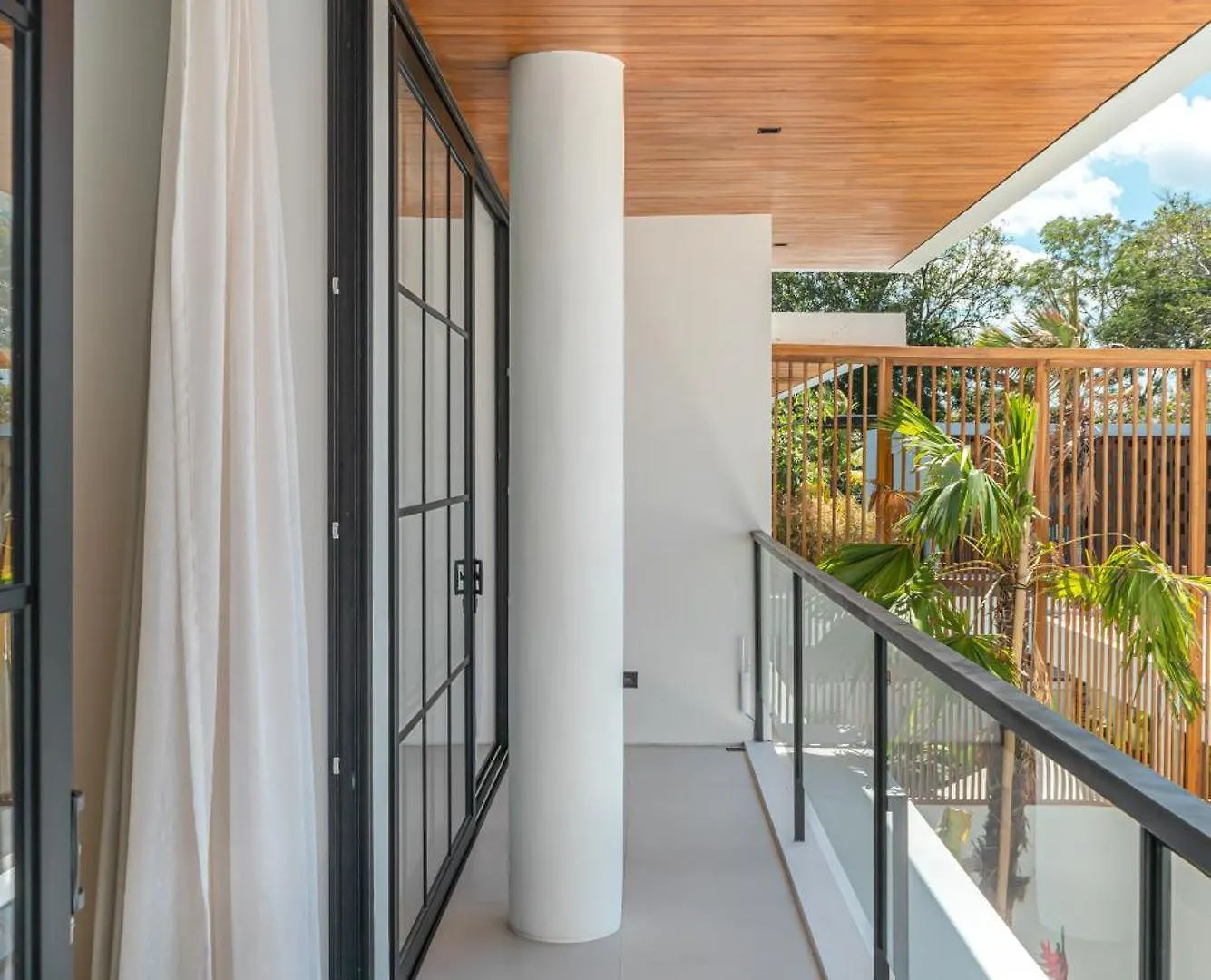 Villa Janoor - Elegant 3-Bedroom Villa Near Batu Belig Beach Seminyak  Indonesia
