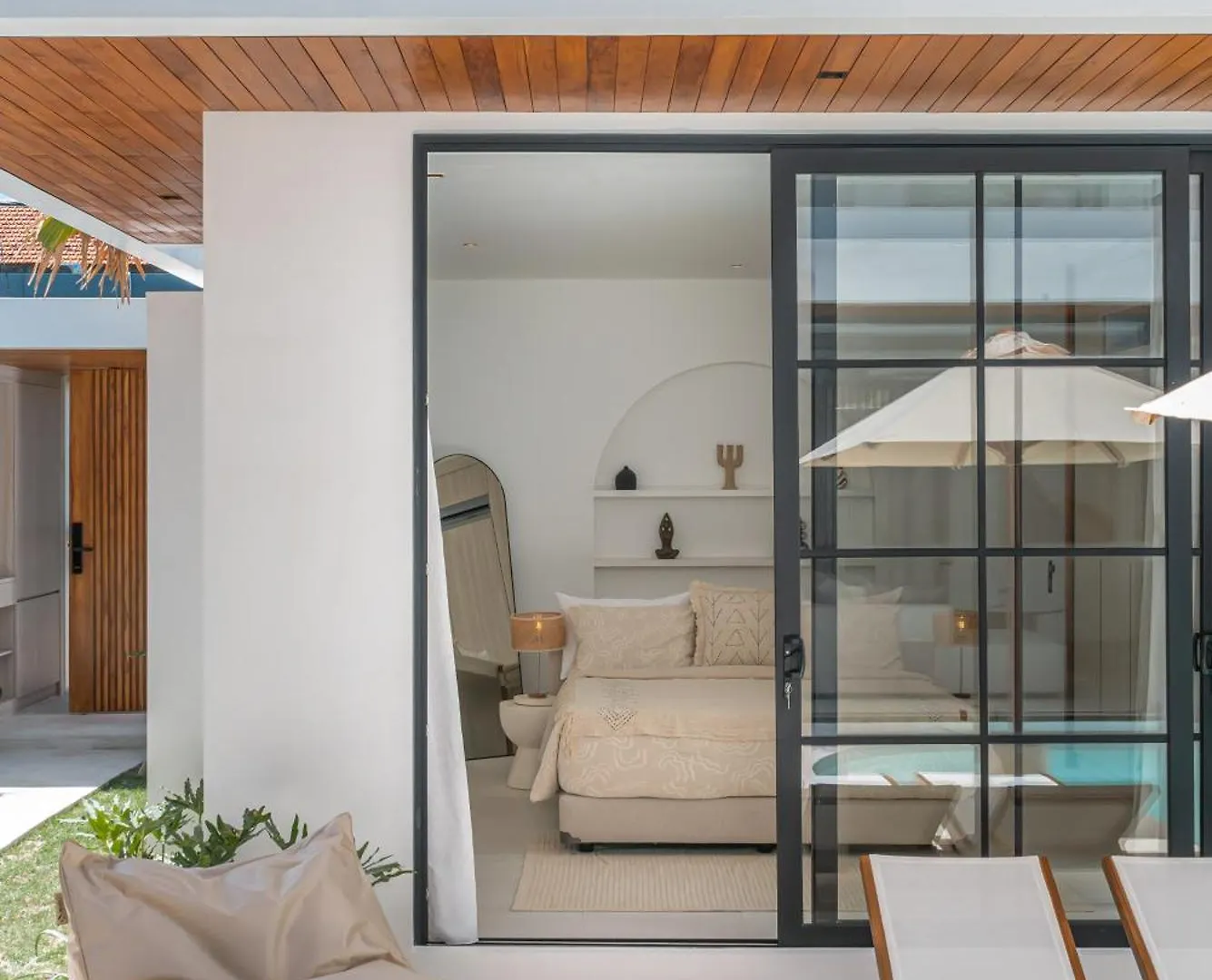 Villa Janoor - Elegant 3-Bedroom Villa Near Batu Belig Beach Seminyak