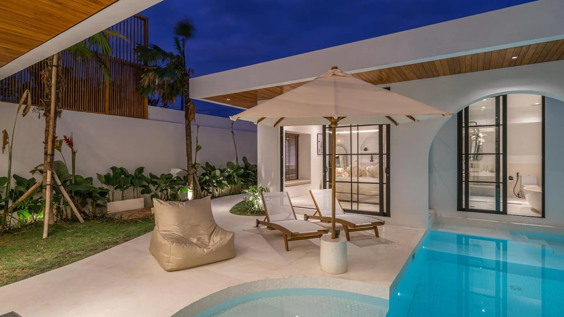 Villa Janoor - Elegant 3-Bedroom Villa Near Batu Belig Beach Seminyak Endonezya