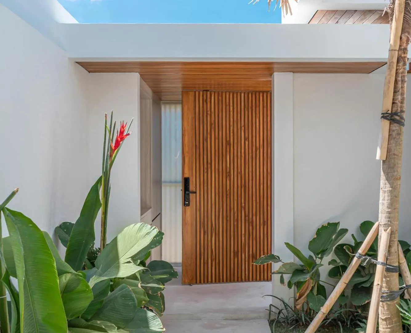 Villa Janoor - Elegant 3-Bedroom Villa Near Batu Belig Beach Seminyak