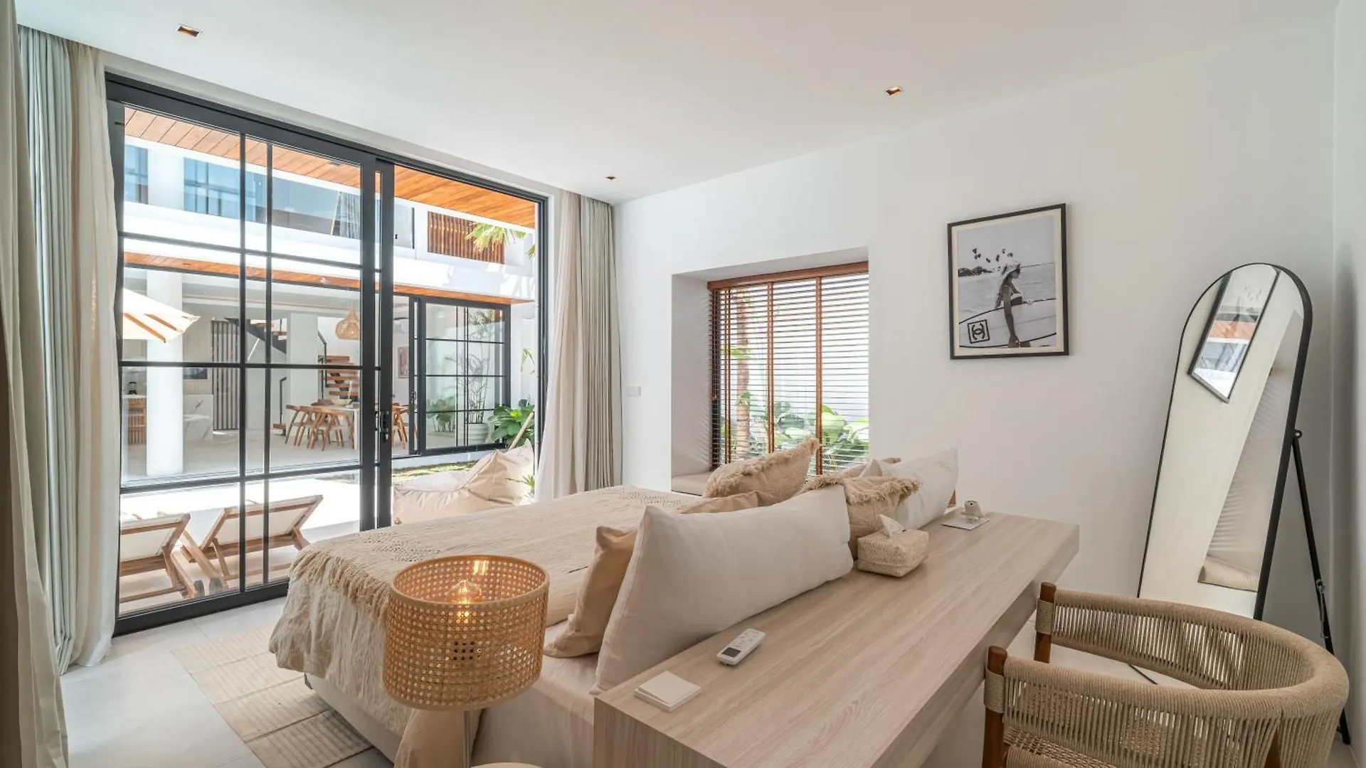Villa Janoor - Elegant 3-Bedroom Villa Near Batu Belig Beach Seminyak