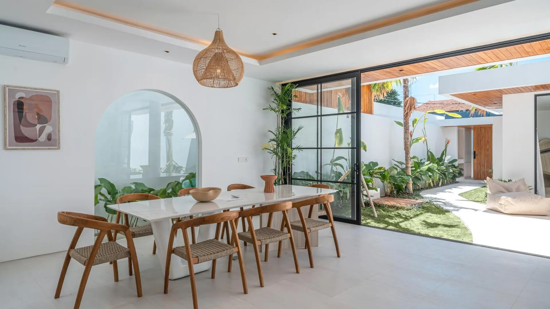 Villa Janoor - Elegant 3-Bedroom Villa Near Batu Belig Beach Seminyak