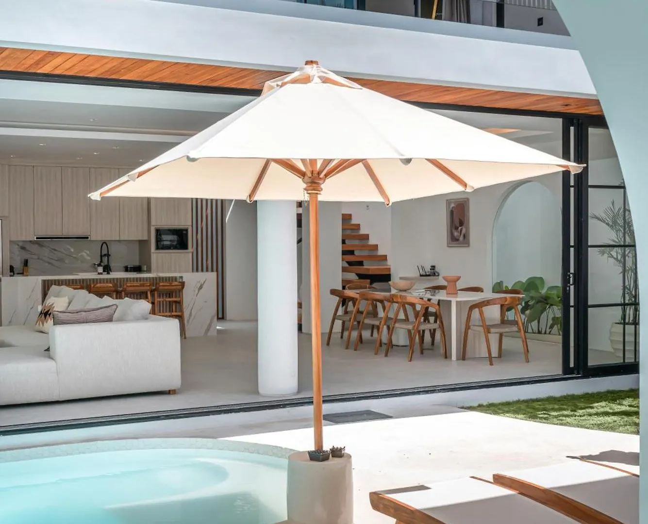 Villa Janoor - Elegant 3-Bedroom Villa Near Batu Belig Beach Seminyak